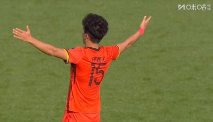 开云体育登录-逆足爆射攻破袋鼠球门！彭啸破门后双手张开模仿贝林厄姆庆祝