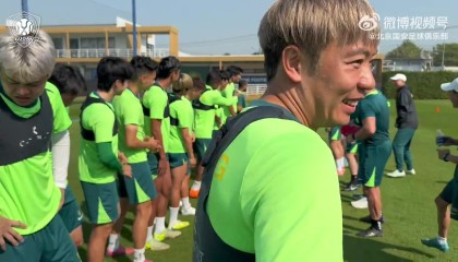 开云体育-笑容满面！国安新援中卫拉莫斯到队，队友列队欢迎